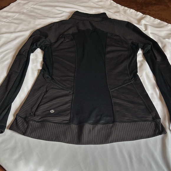 Lululemon 1/4 zip. Black and gold. Womens size 10 - Picture 4 of 7
